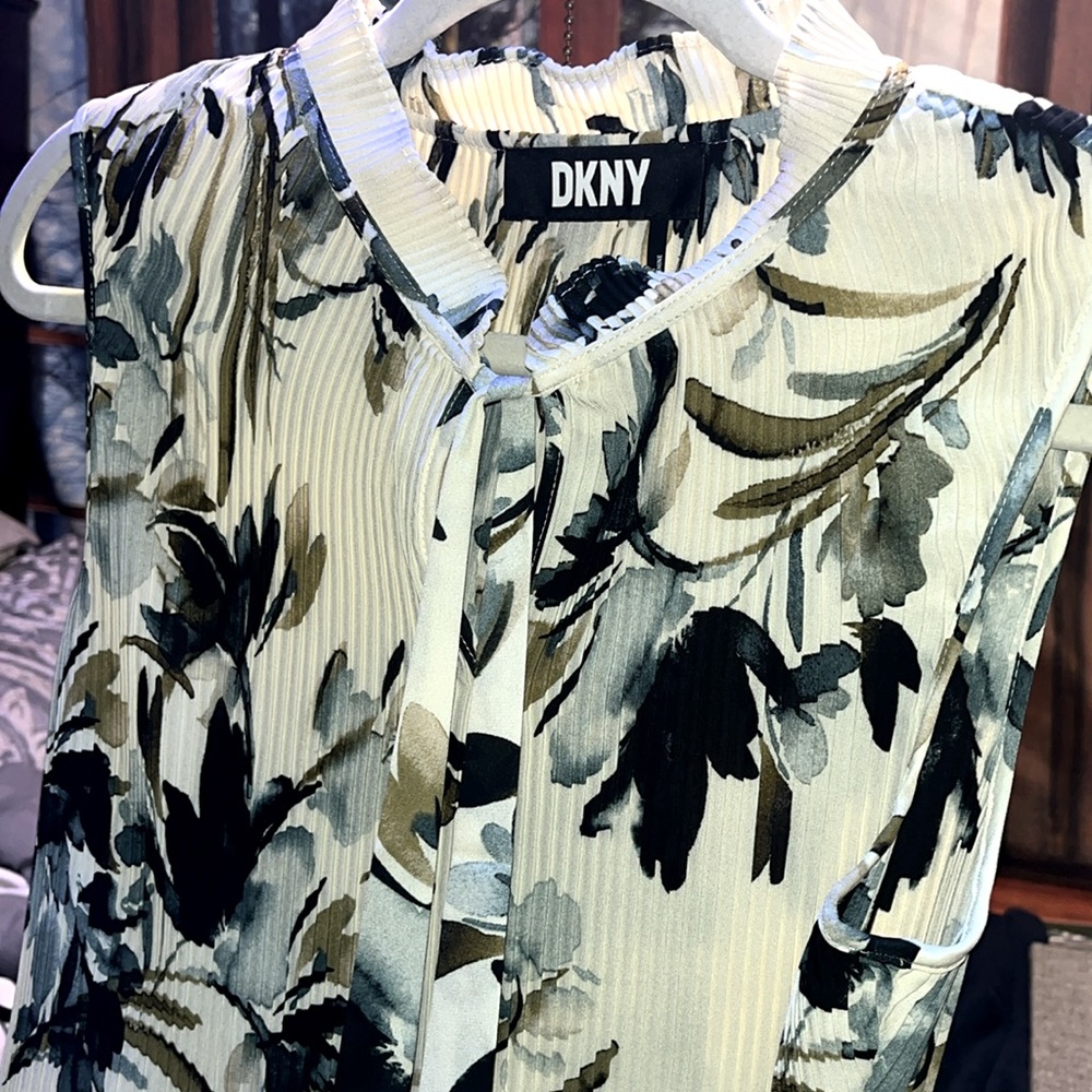 #1A- DKNY (M) sleeves floral blouse with pleats very soft